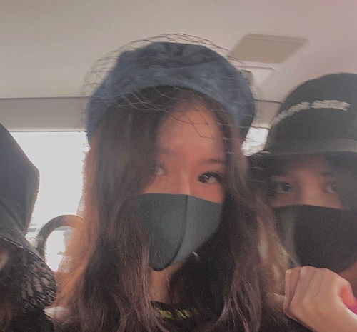  汪峰女儿小苹果与周巴黎合影,两大美女黑口罩遮面神秘感十足