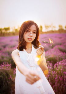  紫色花海静待花开小清新女生图片