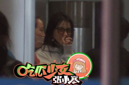  31岁陈小纭当众挖鼻孔,素颜出镜黑皮肤无光泽,旁人表情好尴尬