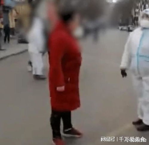  西安一大妈不戴口罩,辱骂冲撞防疫人员我就骂你了,你打我啊