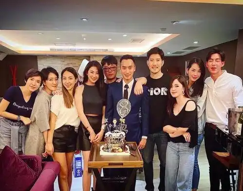  阿娇离婚后首现身,表情严肃态度冷漠,赖弘国美女环绕庆生不避嫌
