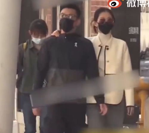  郑恺苗苗逛街被拍开百万豪车阔气十足,夫妻俩手拉手好甜蜜