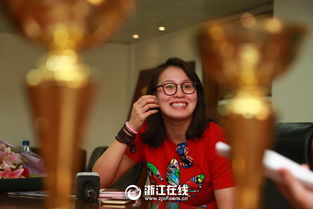  洪荒少女回萧山傅园慧接受采访还是自带表情包