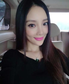  李小璐穿母女装女汉子甜馨害怕喂孔雀