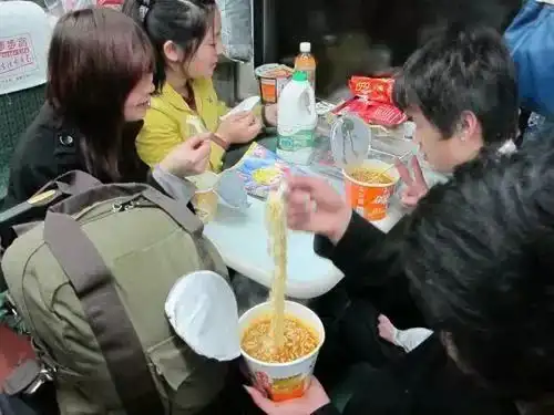  2018年春运开启一碗泡面里,有无数人的春运记忆