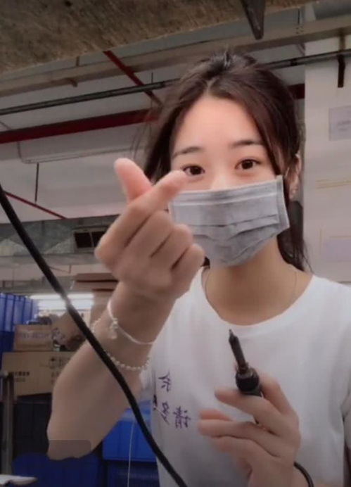  抖音最美清纯厂花火了,当她摘下口罩后,网友求你还戴上吧