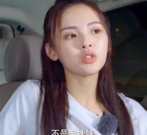  杨超越与妹妹重归于好,她晒出姐妹照后,网红脸和天然女神的区别