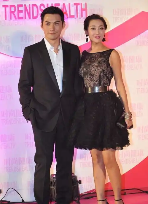  严屹宽的媳妇不仅很好看,穿衣风格也高级,一身裙装真显身材