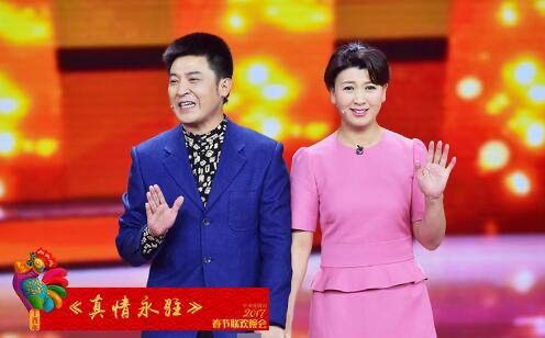  孙涛罕秀恩爱,与娇妻脸贴脸羞涩献吻,女方表情淡定仿佛习以为常