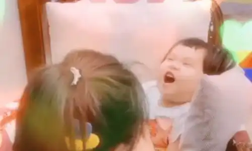  严屹宽一家三口出游,杜若溪童心大发和女儿吹泡泡,表情萌翻众人