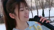  农村妹子翻唱火红的萨日朗微笑的表情,唱出迷人的歌声
