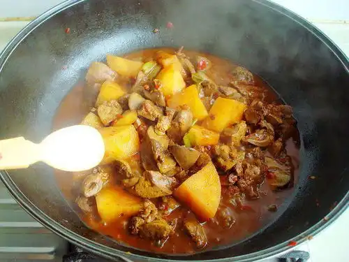  鸡杂和土豆一锅出来,土豆软糯,鸡杂劲道,真是开胃又下饭