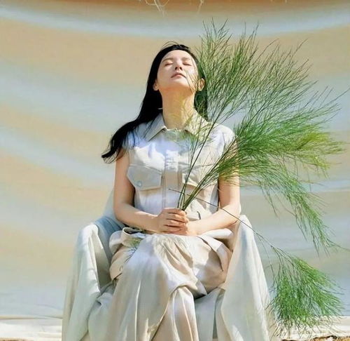  韩国女人真会保养,李英爱携儿女拍写真,50岁皮肤水嫩白皙好优雅