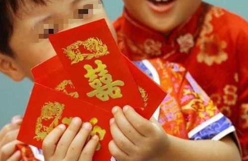 孙子外孙一样疼,老人给2个孩子发红包,打开一看全家人表情丰富