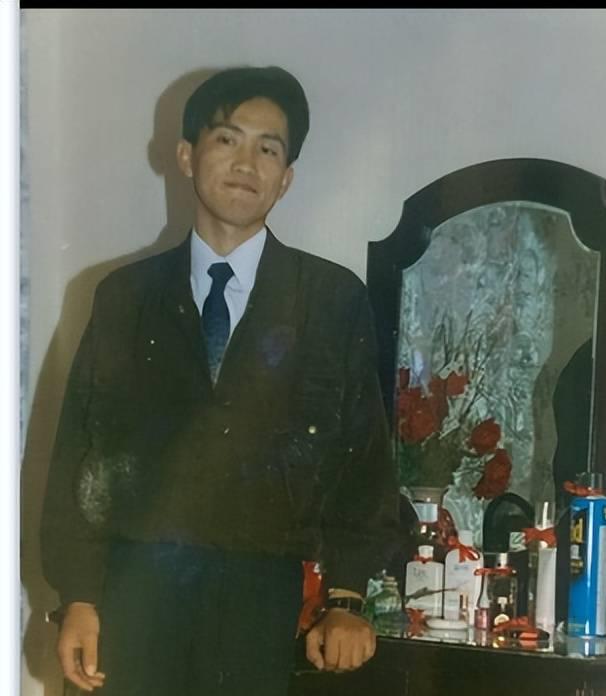  九十年代的成熟男人,身穿笔挺西装,标准的成功人士