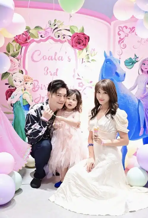  严屹宽为女儿庆生,杜若溪曾流产2次才生下孩子,宝宝继承高颜值
