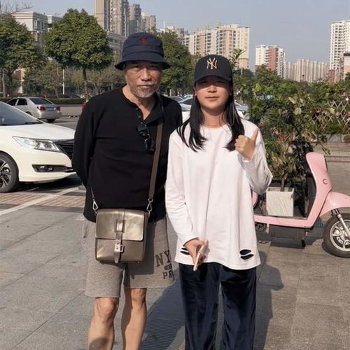  70岁夏韶声被曝定居中山与粉丝合照主动摘口罩,女友小其33岁