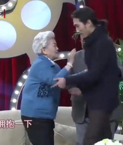  谢芳离世,作词人张俊以晒合影纪念,孙子张小龙女友正面照曝光