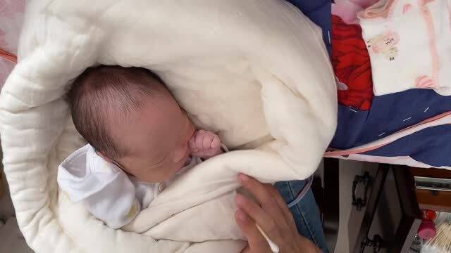  粗心宝爸给未满月的宝宝剪指甲到底发生了什么事吓坏了宝妈
