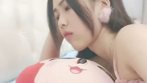  本来想偷看一下女友的手机,谁知道打开密码,表情神同步了