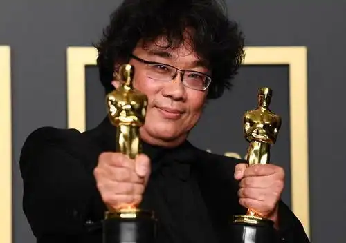  寄生虫横扫奥斯卡奉俊昊包揽4座小金人成最大赢家不好意思,手拿不过来了