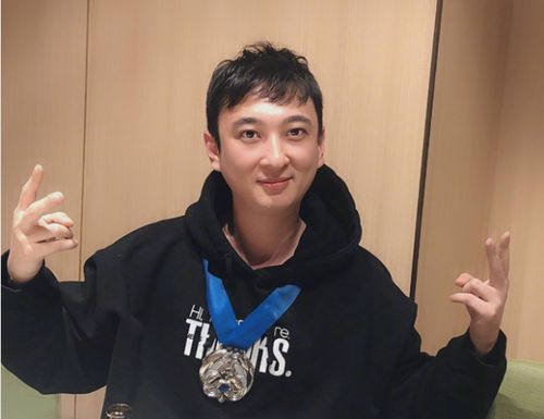  王思聪豪宅晒球鞋引热议,网友爆料价值高达220万,全球限量200双
