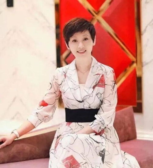  徐帆自信过了头,穿一身印花裙子红配绿太尴尬,气质再好也没用