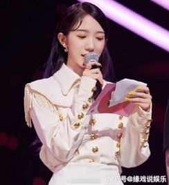  孟美岐新装现身,如同复古女骑士惊艳众人,却像极了女版王源