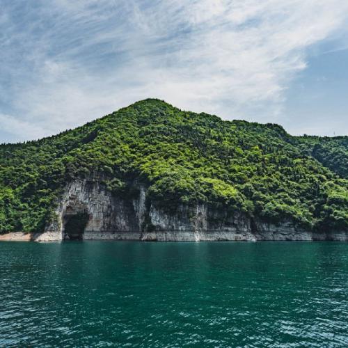  绿山湖泊风景头像,山林之间隐藏着清澈的湖泊