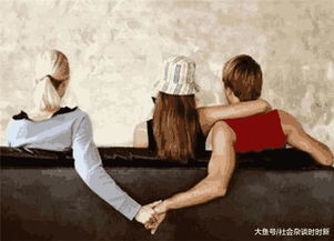  两女一男同行吃饭,女友上厕所,男子趁机亲吻闺蜜
