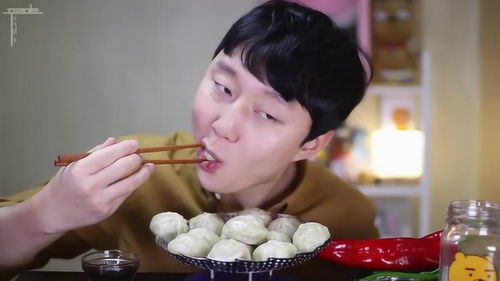  表情小哥吃播土豆饺子第一次见圆形的饺子