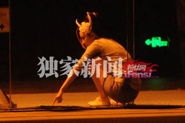  杨幂挖鼻孔不顾形象打电话表情羞涩