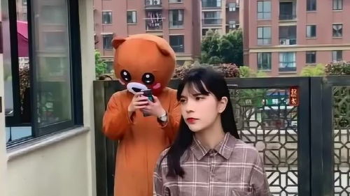  小哥哥还不知道发生了什么,一脸茫然的表情,我在哪我是谁