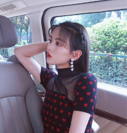  杨超越摆pose自拍,穿一袭复古桃心裙,精致又可爱