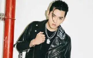  吴亦凡的吃鱼挑战纠结的小表情可爱满分了