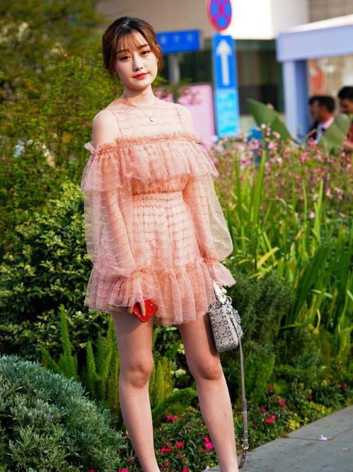  美女本来只有90斤,因为草莓裙,穿成了120斤