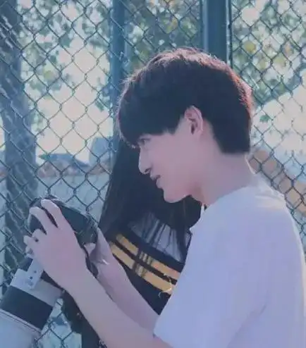  r1se成员赵让和一女生进同一单元楼,疑似恋情曝光