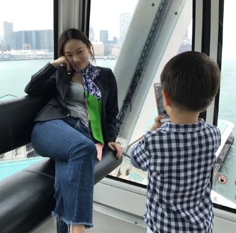  嗯哼的高情商真不是吹的,一秒认出霍思燕,夸妈妈哪都好看,情话不断嘴甜