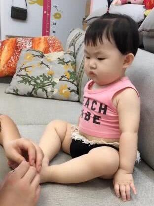  爸爸帮女儿剪指甲,小宝宝一脸担忧看着自己的jio,最后那个表情神了
