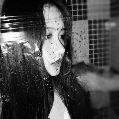  悲伤高冷头像女生黑白,没有能力改变眼前这一切