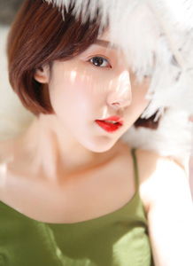  高颜值清纯美女微光粉饰唯美动人写真