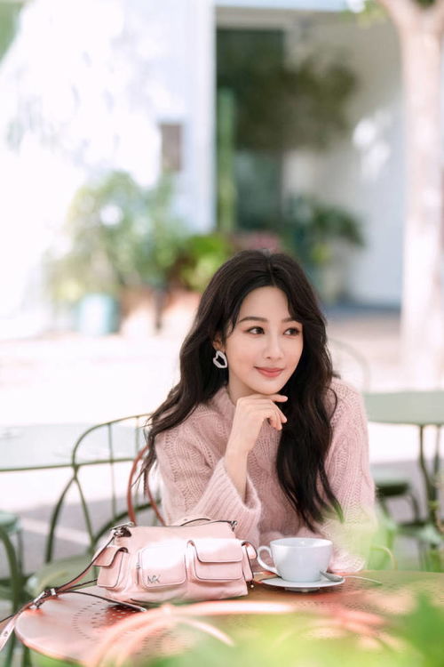  杨紫穿粉色毛衣化身元气少女甜笑表情灵动好活泼