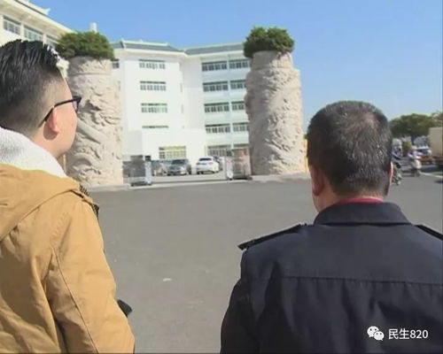  鸭舌帽口罩,昨晚一名全副武装的神秘男子给民生820送来60张百元大钞感谢有你,是你们让小城有了大爱