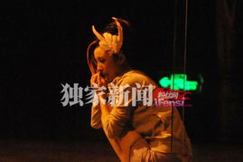  杨幂挖鼻孔不顾形象煲电话粥表情羞涩