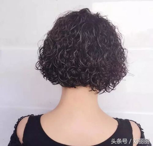  美女烫了洋气小卷,年轻时尚乐开怀