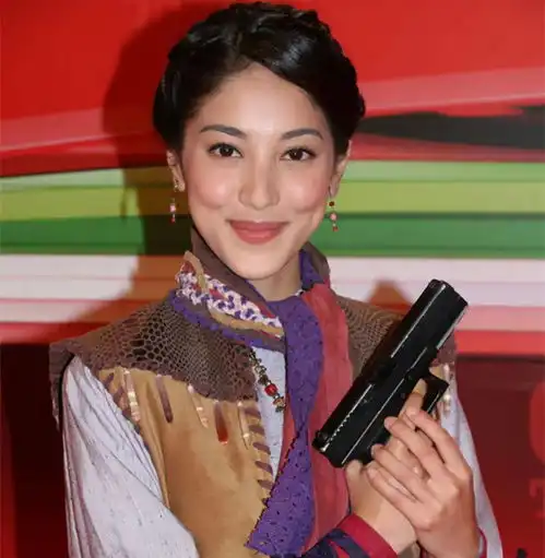  产后3个月秀完美身材陈凯琳腹部平坦毫无赘肉,完全不像生过2个娃