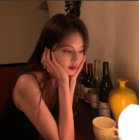  王思聪牵手眼镜妹逛街,气质清纯像乖乖女,女方霸气牵手宣示主权