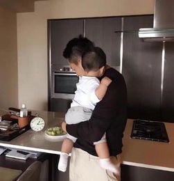  汪小菲和儿子一起出镜身后背景厨房装修是亮点
