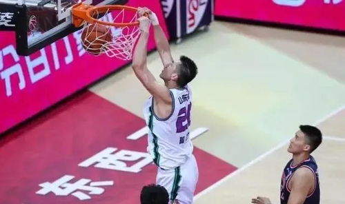  广东男篮第16次闯入cba总决赛,赵睿获胜后,和巩晓彬相拥而抱