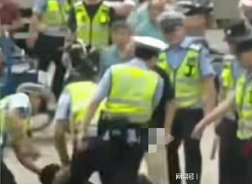  男司机怀抱三四个月大的婴儿被交警摔倒在地,交警,男子动手在先